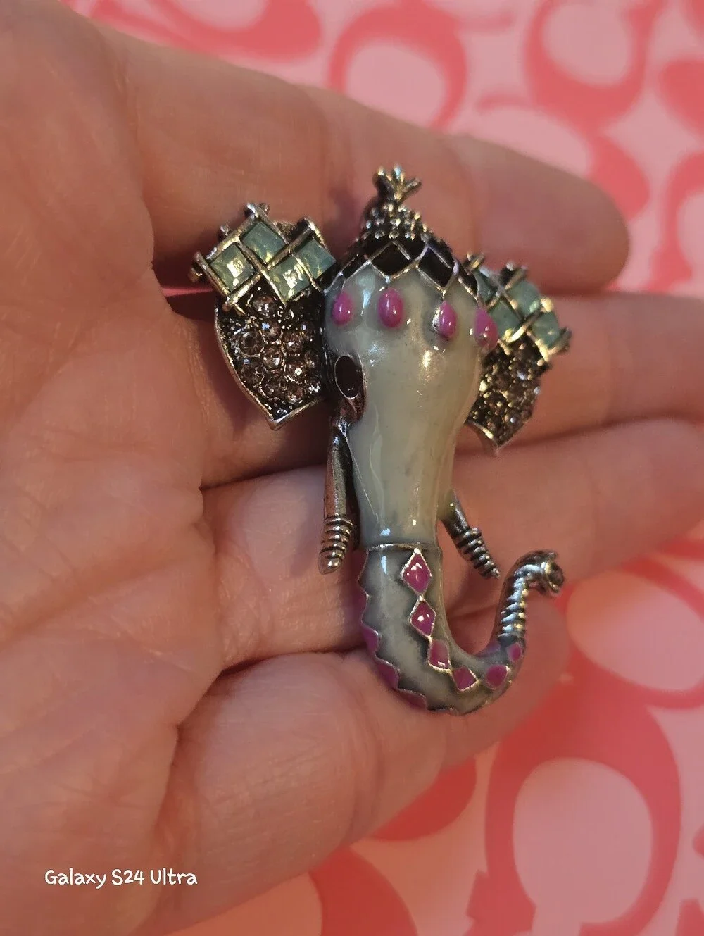 Beautiful Elephant Brooch NEW